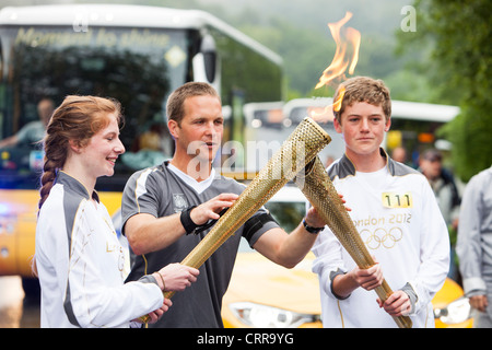 La flamme olympique la position grâce à Ambleside dans le Lake District, UK. Banque D'Images