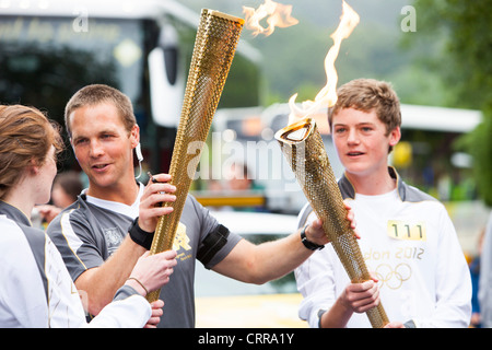 La flamme olympique la position grâce à Ambleside dans le Lake District, UK. Banque D'Images