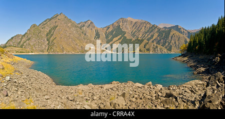 Une photo 2 croix paysage panoramique vue sur le grain de beauté alpine chinois, le lac céleste. Banque D'Images