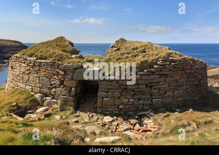 Vestiges des anciennes ruines de Broch Borwick pierre fortifiée tour ronde sur côte continentale Yesnaby Orkney Islands Scotland UK Banque D'Images