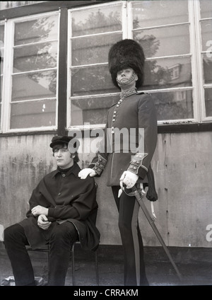 005914 - John Lennon et Victor Spinetti à l'aide ! Tirer la couverture à Twickenham, Londres en mai 1965 Banque D'Images