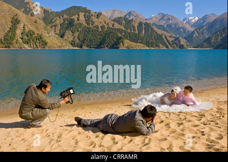 Un couple Chinois posent pour leurs photos de mariage au populaire site alpin de lac céleste. Banque D'Images