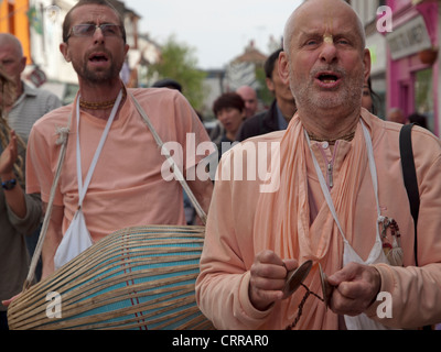 Les membres du mouvement Hare Krishna font de la musique dans les rues de Brighton, Angleterre. Banque D'Images