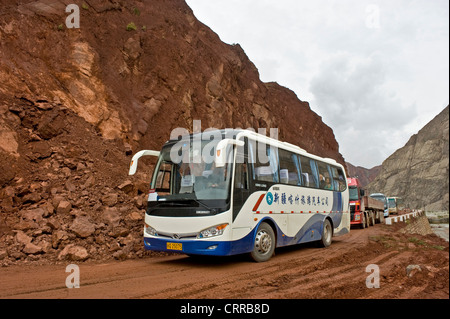 Vue de véhicules voyageant le long de la Karakoram Highway qui relie la Chine et le Pakistan après un glissement de terrain. Banque D'Images