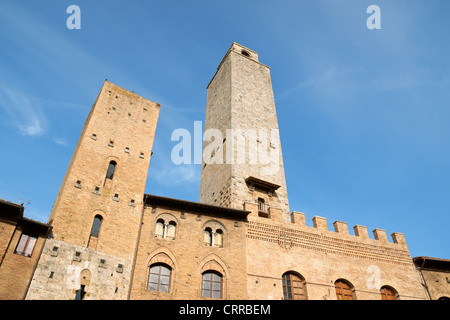 Deux des célèbres tours médiévales de San Gimignano dans la province de Sienne, Toscane, Italie. Banque D'Images