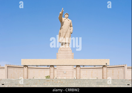 La mtr18 haute statue de l'ancien leader chinois Mao Zedong en face de la place de la ville de Kashgar. Banque D'Images