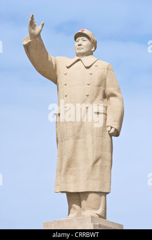 La mtr18 haute statue de l'ancien leader chinois Mao Zedong en face de la place de la ville de Kashgar. Banque D'Images