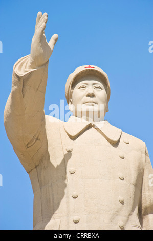 La mtr18 haute statue de l'ancien leader chinois Mao Zedong en face de la place de la ville de Kashgar. Banque D'Images