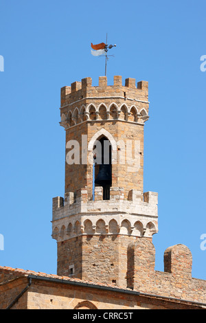 Volterra, tour du Palazzo dei Priori, la plus ancienne mairie en Toscane, Italie. Banque D'Images