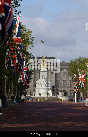 Le centre commercial et Buckingham Palace la résidence londonienne officielle et le principal lieu de travail du monarque britannique Banque D'Images