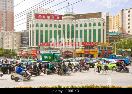 Une rue animée junction dans le centre de Kashgar. Banque D'Images