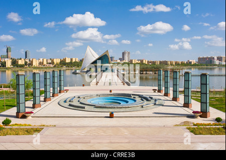 Vue du pavillon dans le parc Donghu avec Kashgar cityscape derrière. Banque D'Images