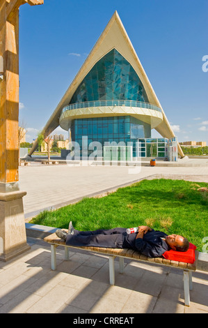 Vue sur le pavillon du parc Donghu avec un homme chinois qui dormait au premier plan. Banque D'Images