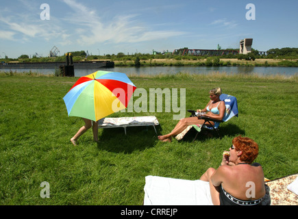 Couché dans la famille du soleil sur la Ruhr à Duisburg Banque D'Images