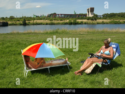 Couché dans la famille du soleil sur la Ruhr à Duisburg Banque D'Images