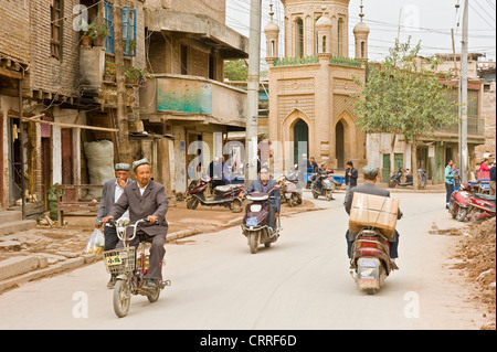 Une vue sur la rue du peuple chinois Ouïghours dans la vieille ville de Kashgar. Banque D'Images