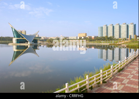 Vue du pavillon dans le parc Donghu avec Kashgar cityscape derrière. Banque D'Images