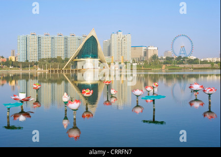 Vue du pavillon dans le parc Donghu avec Kashgar cityscape derrière. Banque D'Images