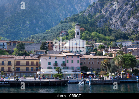 Cityscape view avec l'église paroissiale de San Benedetto, Limone sul Garda, Lac de Garde, Brescia, Lombardie, Italie, Europe Banque D'Images