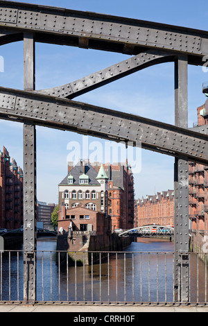 Ancien quartier d'entrepôts avec Wasserschloesschen (petit château) et Poggenmuehlen Bridge, Hambourg, Allemagne Banque D'Images