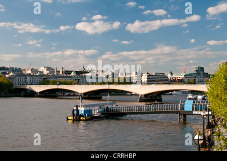 London Waterloo Bridge over River Thames, Royaume-Uni. Jetée de fête au premier plan. Banque D'Images