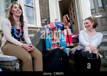 Les femmes assises sur l'étape de porte avant la célébration du Jubilé de diamant de la reine à Londres Juin 2012 Banque D'Images