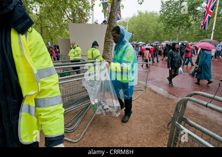 Les hommes de l'équipe portée après la collecte d'événements du Jubilé de diamant Banque D'Images