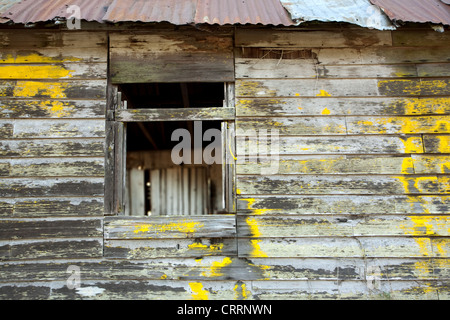 Fenêtre sur un vieux, abandonnés, pourrissant log cabin Banque D'Images