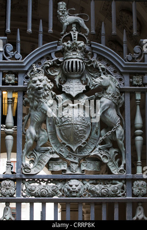 Armoiries royales sur HM Treasury gate. Londres. L'Angleterre Banque D'Images