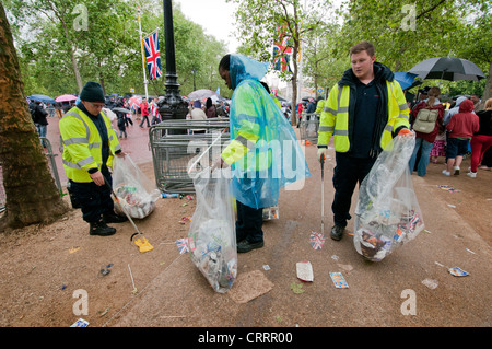 Les hommes de l'équipe portée après la collecte d'événements du Jubilé de diamant Banque D'Images