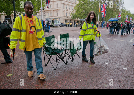 Les hommes de l'équipe portée après la collecte d'événements du Jubilé de diamant Banque D'Images