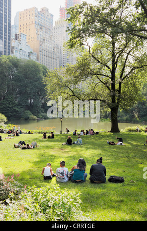 La VILLE DE NEW YORK, USA - 14 juin : Les gens se détendre sur une pelouse de Central Park. 14 juin 2012 à New York City, USA Banque D'Images