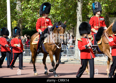 1er bataillon Irish Guards direction le centre dans le centre commercial pour la parade la couleur Le Mall London UK. Banque D'Images