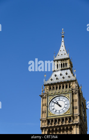 LONDRES, Royaume-Uni — la tour Elizabeth, qui abrite l'emblématique cloche Big Ben, domine l'extrémité nord du palais de Westminster. La tour historique de l'horloge est devenue un symbole de Londres et du Royaume-Uni. Banque D'Images