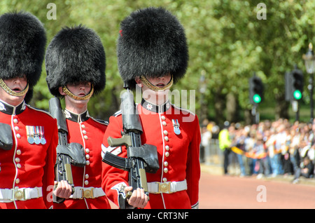 LONDRES, Royaume-Uni — Grenadier Guards participent à un défilé de cérémonie au palais de Buckingham. Ce régiment d'élite de l'armée britannique est connu pour son uniforme et sa précision emblématiques en foreuse, représentant le riche héritage militaire du Royaume-Uni. Banque D'Images