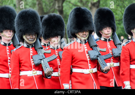 LONDRES, Royaume-Uni — Grenadier Guards participent à un défilé de cérémonie au palais de Buckingham. Ce régiment d'élite de l'armée britannique est connu pour son uniforme et sa précision emblématiques en foreuse, représentant le riche héritage militaire du Royaume-Uni. Banque D'Images