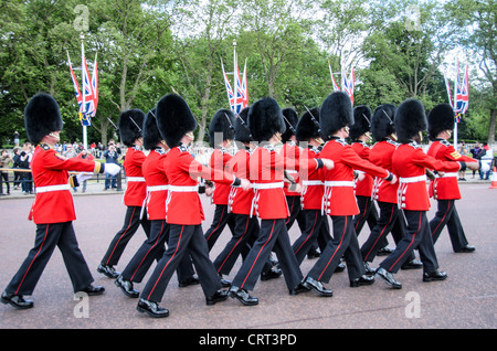 LONDRES, Royaume-Uni — Grenadier Guards participent à un défilé de cérémonie au palais de Buckingham. Ce régiment d'élite de l'armée britannique est connu pour son uniforme et sa précision emblématiques en foreuse, représentant le riche héritage militaire du Royaume-Uni. Banque D'Images