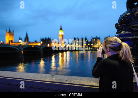 LONDRES, Royaume-Uni — le pont de Westminster, enjambant la Tamise, relie Westminster et Lambeth et offre une vue imprenable sur des monuments emblématiques tels que le Parlement et Big Ben. Achevé en 1862, ce pont historique présente un design gothique distinctif et une couleur verte vibrante. Westminster Bridge reste une artère animée et un endroit populaire pour les touristes et les photographes. Banque D'Images