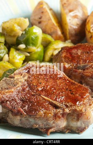 Côtelettes d'agneau, choux de Bruxelles, et de pommes de terre Banque D'Images