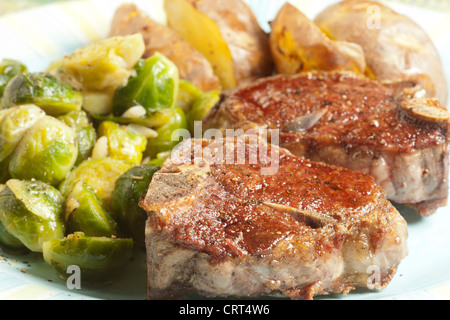 Côtelettes d'agneau, choux de Bruxelles, et de pommes de terre Banque D'Images