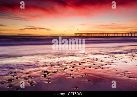 Coucher de soleil sur les îles de la Manche et jetée de Ventura de San Buenaventura State Beach, Ventura, Californie, USA Banque D'Images