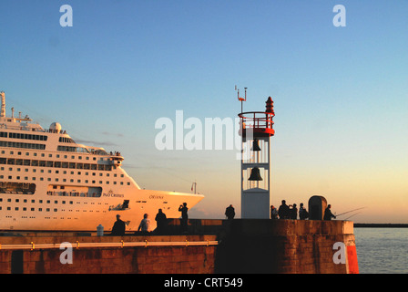 P & O cruise navire quittant le port du Havre en Normandie, France, au coucher du soleil. Banque D'Images