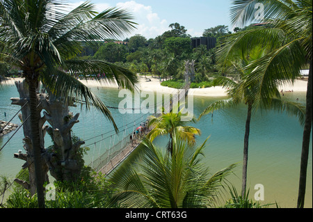 Swinging pied pont reliant Palawan Beach sur l'île de Sentosa à l'extrême sud de l'Asie continentale, Singapour Banque D'Images