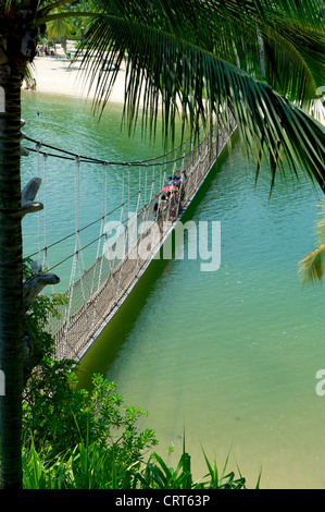 Swinging pied pont reliant Palawan Beach sur l'île de Sentosa à l'extrême sud de l'Asie continentale, Singapour Banque D'Images