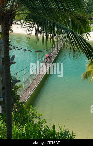 Swinging pied pont reliant Palawan Beach sur l'île de Sentosa à l'extrême sud de l'Asie continentale, Singapour Banque D'Images