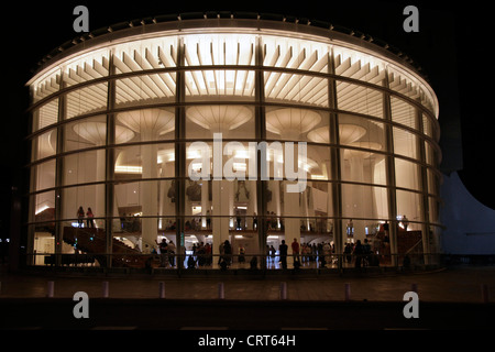 Extérieur du théâtre Habima restauré le théâtre national d'Israël redessiné par l'architecte RAM Karmi situé sur la place Habima au centre de tel Aviv Israël Banque D'Images