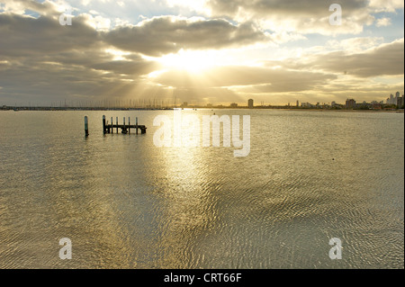 Vue depuis la jetée de St Kilda sur Port Phillip Bay pour les tours du quartier central des affaires de Melbourne, Victoria Banque D'Images