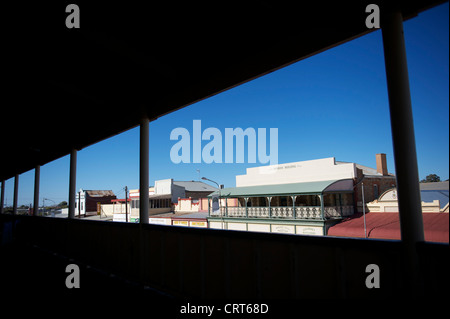 Vue depuis la terrasse de la galerie / Mario's Palace Hotel à l'horizon de la rue et de la rue d'argent, Broken Hill, Australie Banque D'Images