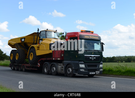 Camion dumper géant d'être transportée sur une remorque à plateau Banque D'Images