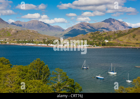 Le Loch Shieldaig vers Shieldaig village, Wester Ross dans le nord-ouest des Highlands d'Écosse, Royaume-Uni, Europe Banque D'Images